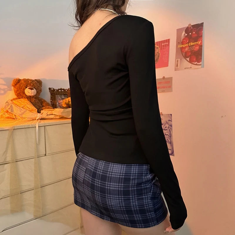 Skew Neck mit Nieten Skinny T-Shirt Damen Schwarz Langarm Design Top Damen Shirt